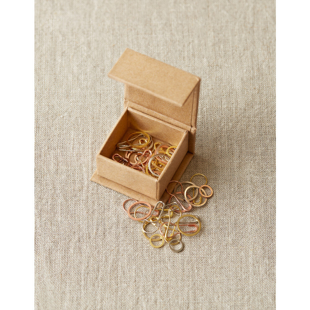 Coco Knits Metal Stitch Markers – Maschenmarkierer in Gold, Silber und Kupfer in der Schmuckdose
